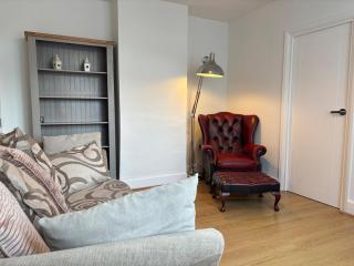 3BR Home Away From Home - Free Parking - Near LGW Airport - Crawley - 0
