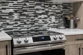 Modern 2BR Private Suite NW Near Airport & Amazing Shopping! Free Banff Pass, Netflix, Parking! - 1