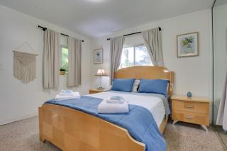 Walk to Ocean Chic Deerfield Beach Cottage! - Deerfield Beach - 1