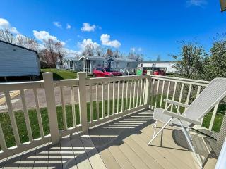 Beautiful Caravan With Decking At California Cliffs In Scratby Ref 50052L - Great Yarmouth - 1