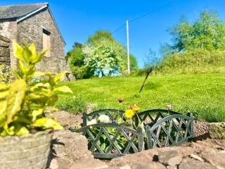 16th Century Farm House,6 Beds,5 BATHROOMS,SLEEPS 15,BBQ,HOT TUB,CINEMA ROOM WITH SURROUND SOUND,With Cymru Holidays - Llangwm-isaf - 4