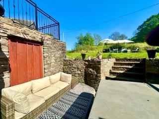 16th Century Farm House,6 Beds,5 BATHROOMS,SLEEPS 15,BBQ,HOT TUB,CINEMA ROOM WITH SURROUND SOUND,With Cymru Holidays - Llangwm-isaf - 7
