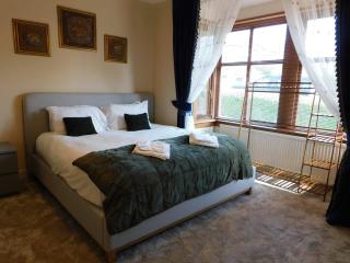Spacious 3 Bed Family Friendly Home with Garden & Parking Sleeps 6 & Baby Near Glasgow City - Glasgow - 3