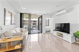 Stylish West End Stay with Rooftop Pool & BBQ - Brisbane - 0