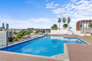 Stylish West End Stay with Rooftop Pool & BBQ - Brisbane - 7