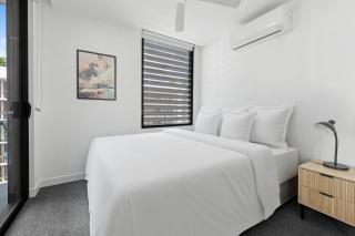 Stylish West End Stay with Rooftop Pool & BBQ - Brisbane - 9