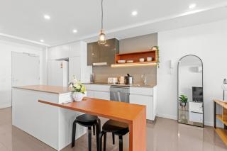 Stylish West End Stay with Rooftop Pool & BBQ - Brisbane - 8