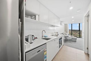 Stylish 1-Bed with Pool, Cinema & Sunset Views - Phillip - 6