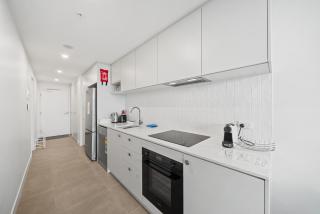 Stylish City Pad with Outdoor & Leisure Amenities - Phillip - 1