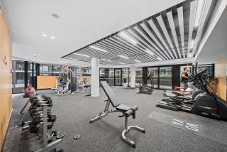 Stylish City Pad with Outdoor & Leisure Amenities - Phillip - 4