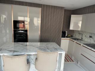 Cosy 4 bedroom house in borehamwood - Borehamwood - 3