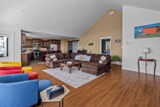 Spacious 4-Bedroom Oceanfront Home - 6