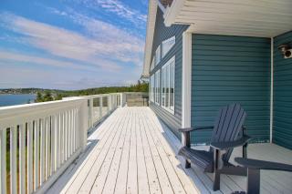 Spacious 4-Bedroom Oceanfront Home - Dildo - 3
