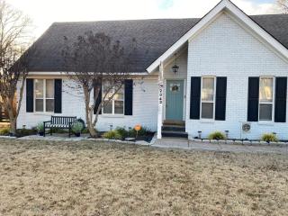 SLEEPS 15-Shady Grove-Ridgeway Home - 8