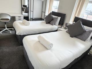 EDYN - Sleek & Luxe Duplex Apartment With PS5 & Parking - 2