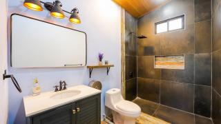 Refugio Turquesa-King bed and balcony with jacuzzi, fast Wifi, EV powering included! Only 5 minutes from La Fortuna - 1