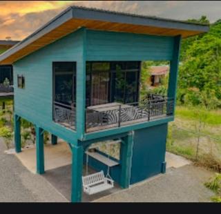 Refugio Turquesa-King bed and balcony with jacuzzi, fast Wifi, EV powering included! Only 5 minutes from La Fortuna - 5