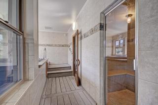 Resort Studio Suite in Prime Breck Location with Free Parking, Hot Tubs, Sauna & Gym - 4