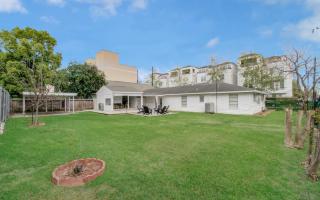 Unique Updated Heights Bungalow with Large Private Yard & Pool Table - Houston - 7