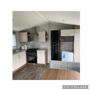 3 bedroomed CH Caravan on Presthaven Beach Resort - Talacre - 8