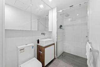 Stylish 2BR with Huge Gym, Infinity Pool and Parking - Brisbane - 1