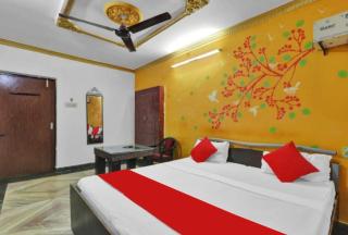 PREMIUM THE BEST HOTEL Near Railway Station - Wifi and Fully Air Conditioning Room - Prime Location - Room Service and Excellent Customer Service Awarded - - 5