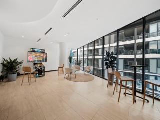 Brand-New Chic 1-Bed with Balcony Garden and BBQ - Phillip - 1