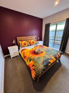 YOULL BE WONDERING WHERE YOUR GUESTS ARE- SO MUCH TO DO!- Central Stay w Cinema- Free Parking-Games Room w AirNZ Plane seats, PS5, Arcade-6 Queen bedrooms w Private Bathrooms- - 4