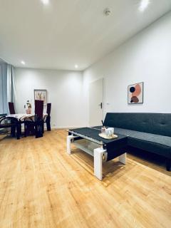 Lovely 4BR Apt Near Kaufpark Alterlaa - Viena - 1