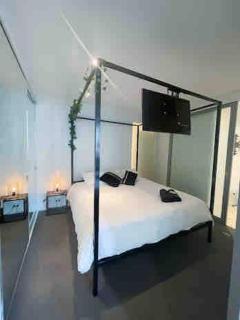 Stylish 1BR Apartment in Melbourne CBD with Balcony & Pool - Melbourne - 9