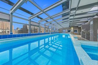 Stylish 1BR Apartment in Melbourne CBD with Balcony & Pool - Melbourne - 2