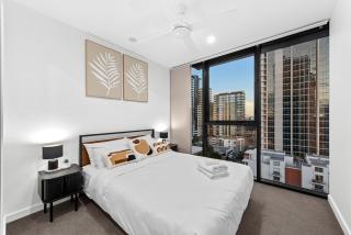 Bright and Modern Apt with Balcony, King Bed and Parking - 2