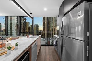 Bright and Modern Apt with Balcony, King Bed and Parking - Brisbane - 8