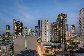 Bright and Modern Apt with Balcony, King Bed and Parking - 6