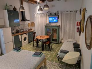 Barcelona Studios with private kitchen, toilet & shower 20min from the center 5min to the beach - Sant Adrià de Besòs - 5
