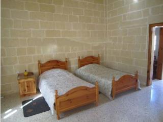 Large double bed at corner house with roof top pool - Għarb - 7