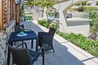 Peaceful Old Town Apartment with Sea and Sunrise Views - Hvar - 4