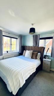 4 Bedroom home with study space - Horley - 8