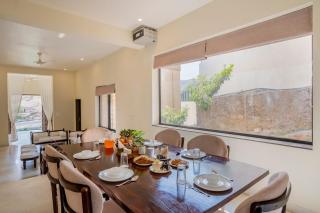 Luxury Villa in Udaipur with Pool & 360 Hill View By Ozy Stays - Nāi - 5