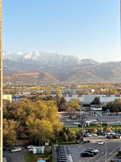 A modern apartment with mountain views - Almaty - 3