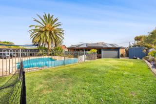 Relaxed Coastal Living with Poolside Bliss - Mullaloo - Perth - 6