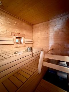 Luosto Villa by Lapland Villas, Lake Aarnilampi beach and scenic nature, sauna, wifi, private log villa, excellent for families - Luosto - 5