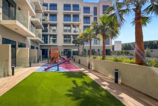 Pool and Community View Studio with Balcony Near Park, Pantheon Elysee III, Jumeirah Village Circle by Deluxe Holiday Homes - 3