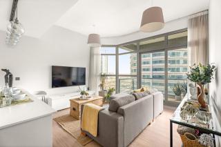 Dubai Marina Luxury 2BR with Pool, Gym & Near JBR Beach, Metro - 0