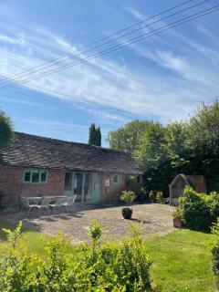 Worcester semi rural bungalow with off road parking - Upton Snodsbury - 0