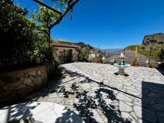 Castle View Villa - Gjirokastër - 3