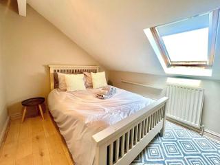 Beautiful 4-BR! Outdoor Seating! 2 Free Parking! Sleep 9 - Manchester - 1