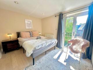 Beautiful 4-BR! Outdoor Seating! 2 Free Parking! Sleep 9 - Manchester - 3