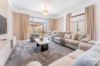 Sea Views 4BR and Assistant's Room Villa with Private Pool, Sharm - Al Dana Villa, Al Dana Island by Deluxe Holiday Homes - Fujairah - 2