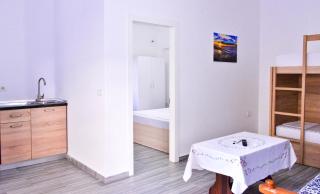 Kristi's Guesthouse - Golem - 7
